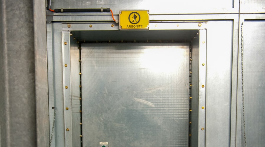 Deur in de e-bunker met een geel bordje van Argonite erboven