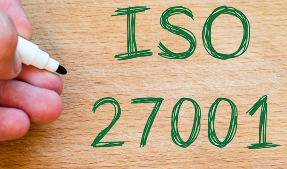 ISO 27001 écrit au marquer vert sur un fond en bois