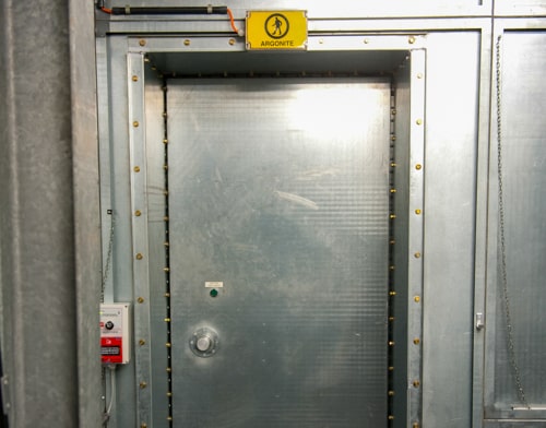 Un panneau d'argonite jaune est accroché au-dessus de la porte de l'e-bunker