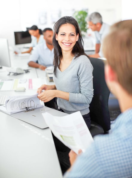 Werkende mensen aan hun bureau hebben een aangename samenwerking