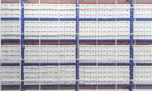 Een muur gemaakt van rekken gevuld met Merak archiefdozen