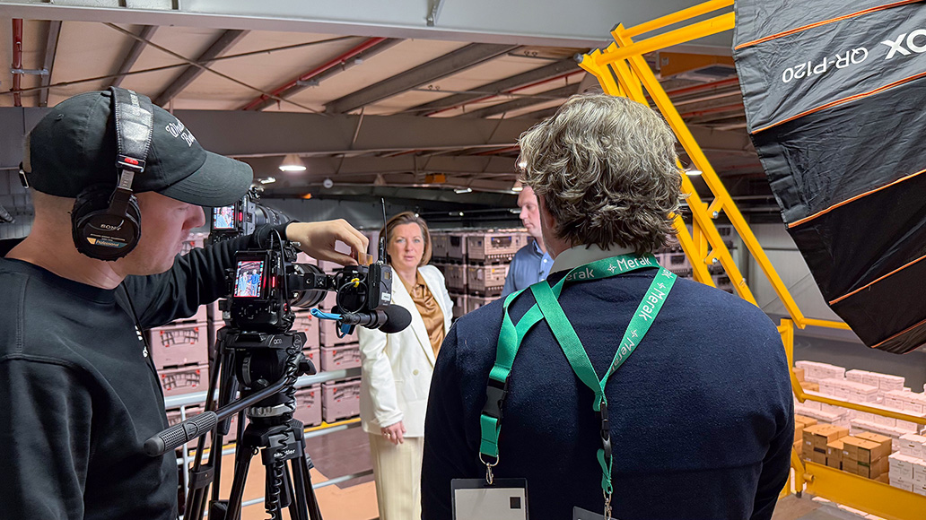 Cameracrew filmt Mireille voor een interview over archiveren en scannen achter de schermen bij Merak.