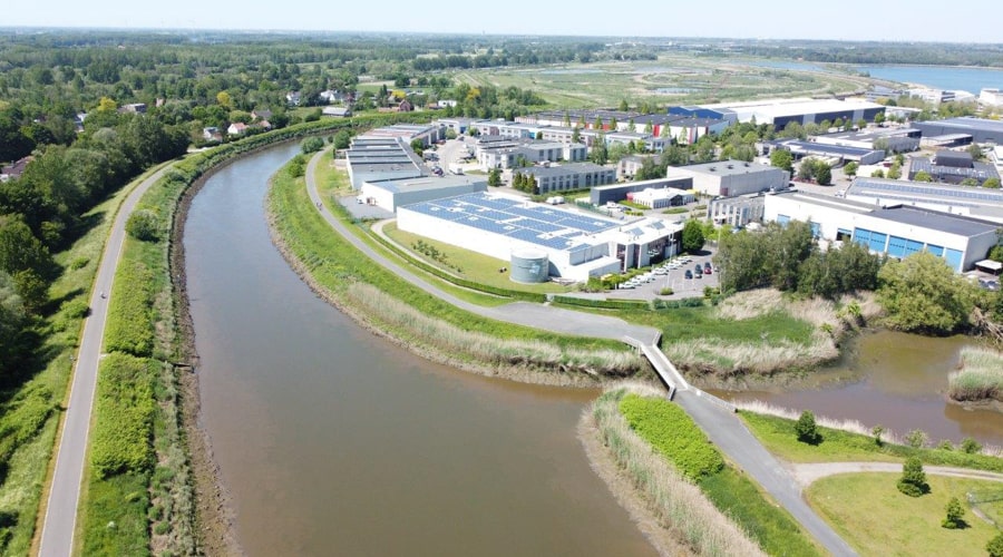 Luchtfoto van de hoofdvestiging van Merak in Mechelen