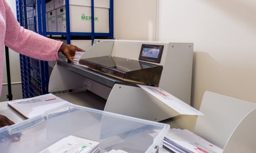 Close-up van een machine om brieven mee open te snijden