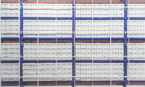 Opgestapelde palletboxen in een Merak magazijn