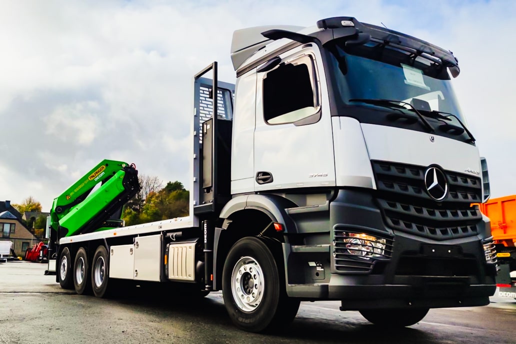 Box@Home's nieuwe vrachtwagen met hydraulische kraan: een innovatieve stap!