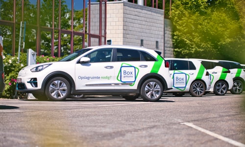 De elektrische wagens van box@home, geparkeerd aan de laadpalen